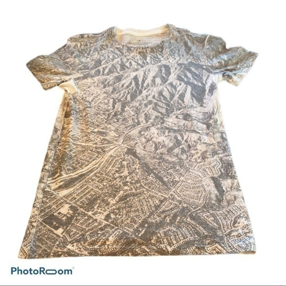 American Eagle mountain patterned tshirt